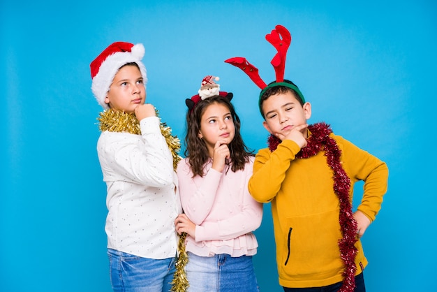 Bambini che celebrano il giorno di natale facendo espressioni