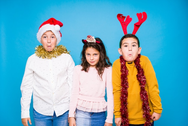 Bambini che celebrano il giorno di natale facendo espressioni