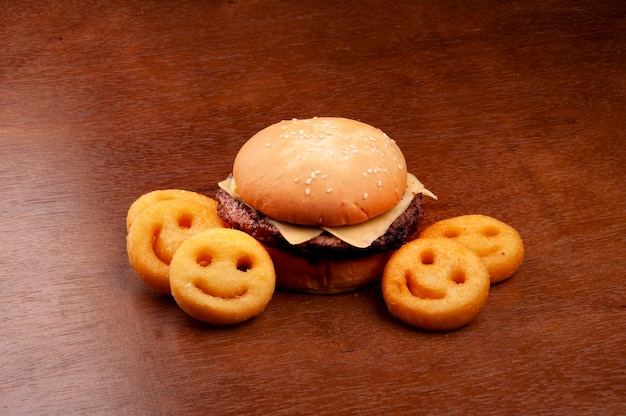 kids cheeseburger met aardappel smile