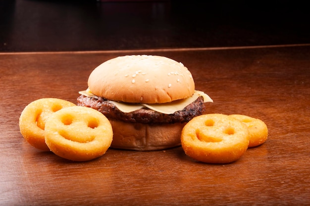 kids cheeseburger met aardappel smile