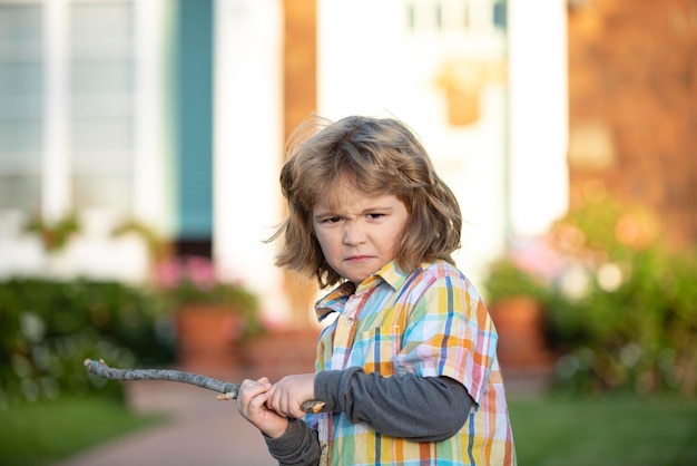 子供の対立子供の攻撃性否定的な感情の概念危険な棒を持つ怒っているいじめっ子の少年子供の適応いじめの概念神経衰弱