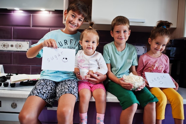 Bambini che cucinano in cucina momenti felici per bambini quattro bambini grande famiglia