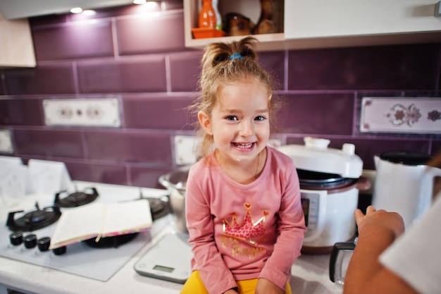 キッチンで料理をする子供たち 幸せな子供たちの瞬間