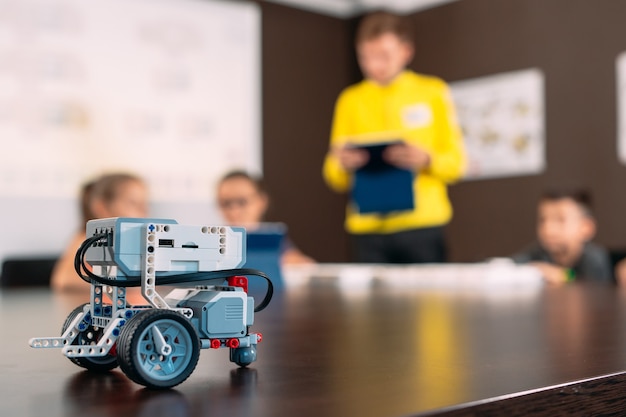 Kids creating robots with teacher.