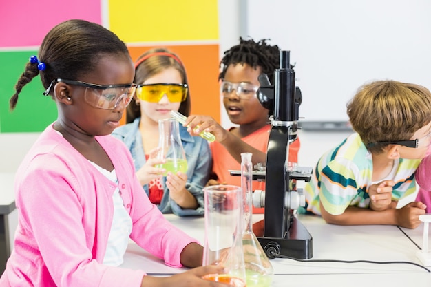 Дети делают химический эксперимент в лаборатории