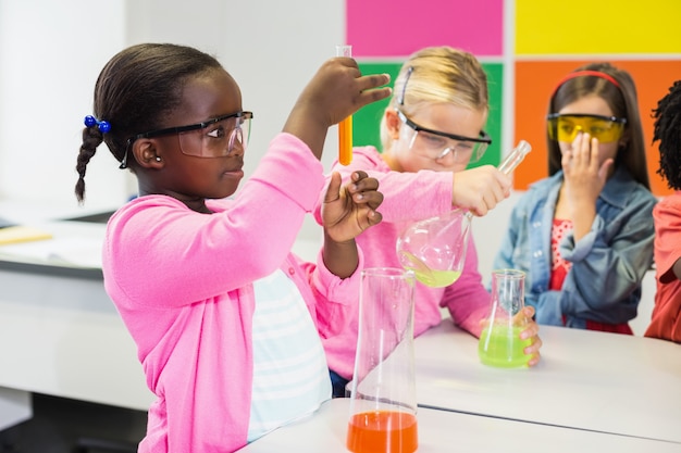 Bambini che fanno un esperimento chimico in laboratorio