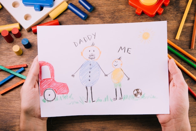 Foto bambini che disegnano per la festa del papà