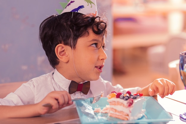 誕生日パーティーでケーキを食べる子供たち