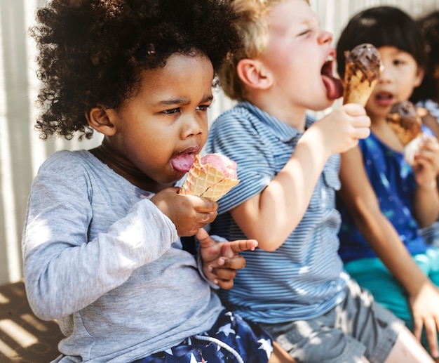 夏にアイスクリームを食べる子供たち