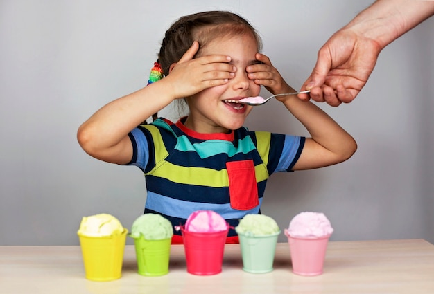 アイスクリームを食べる子供たち