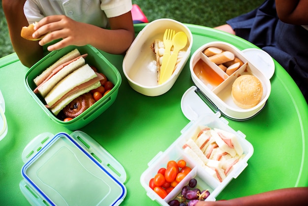 Photo kids eating lunch at elementary school