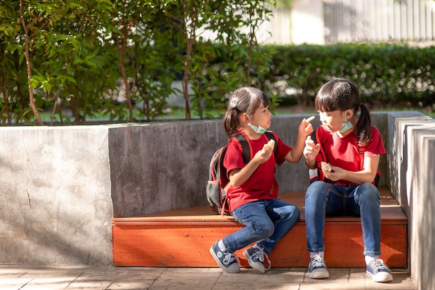 学校で屋外で食べる子供たち。子供のための健康的な学校の朝食。サンドイッチ時間。