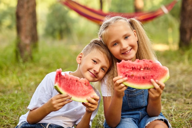 公園でスイカを食べる子供たち