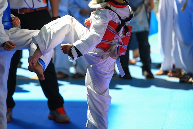 Bambini che combattono sul palco durante il torneo di taekwondo