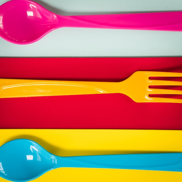 Foto i bambini mangiano divertenti. composizione di posate colorate