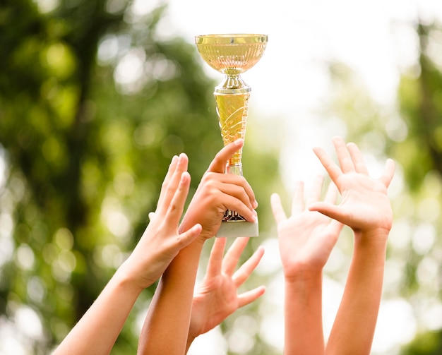 Bambini che ottengono un trofeo dopo aver vinto un primo piano di una partita di calcio