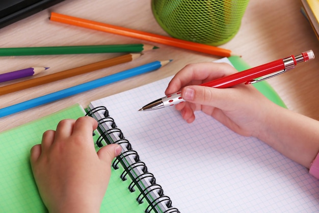Kids handen tekenen op notebook op desktop close-up