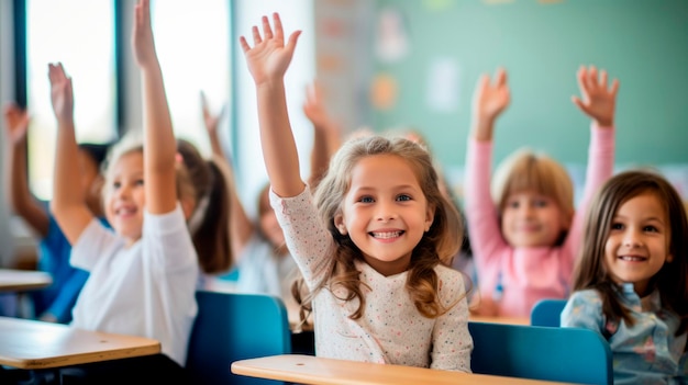 Foto ragazzi, alzate le mani in classe.