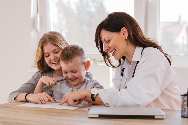 Photo kids having first step meeting the doctor