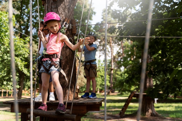 Foto bambini che si divertono in un parco avventura