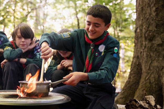 Foto i bambini si divertono come boy scout