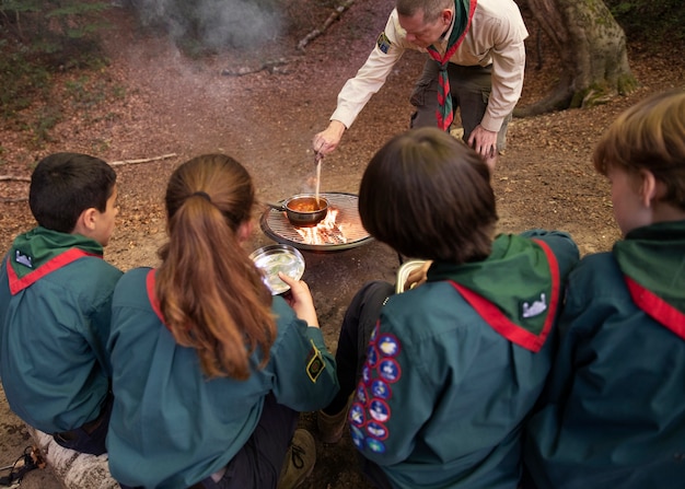 Foto i bambini si divertono come boy scout