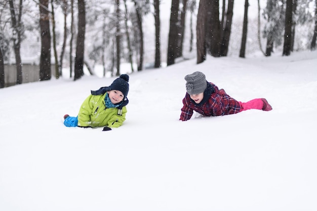 写真 公園で雪遊びを楽しむ子供たち