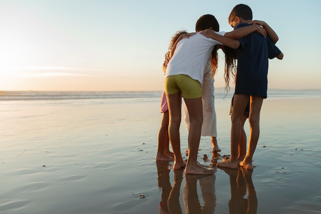 Foto i bambini si divertono in spiaggia