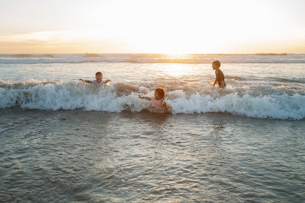 Foto i bambini si divertono in spiaggia