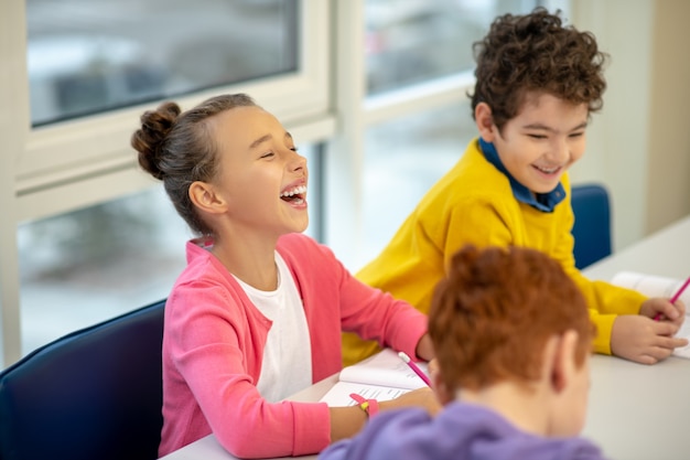 Photo kids having fun in the class