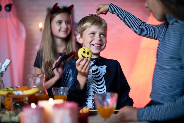 ハロウィーンパーティーで楽しい子供たち