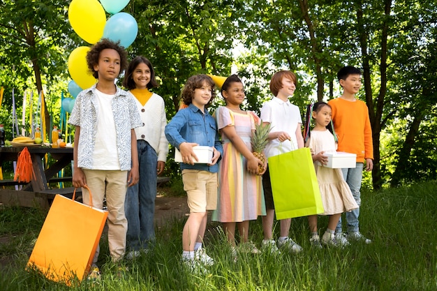 Foto i bambini si divertono alla festa nella giungla