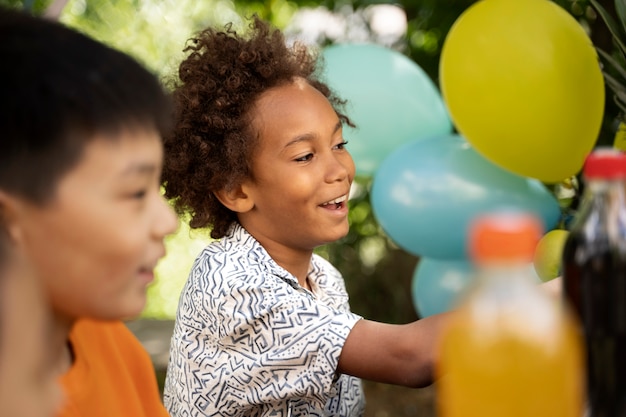 Foto i bambini si divertono alla festa nella giungla