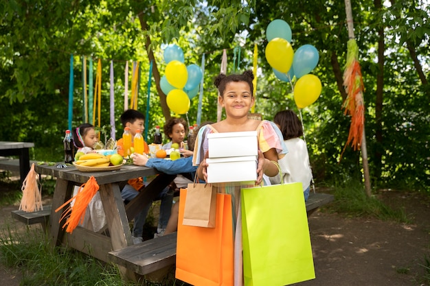 Photo kids having fun at jungle party