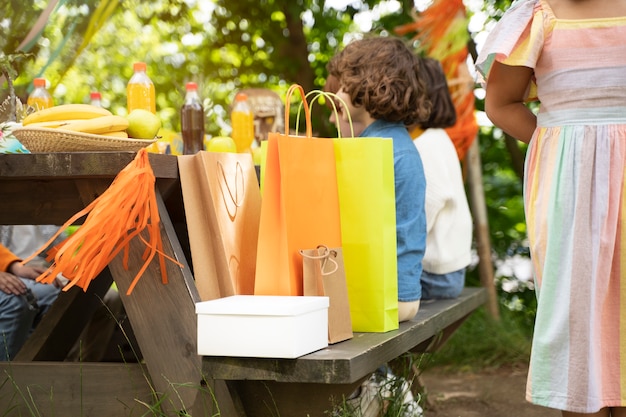 I bambini si divertono alla festa nella giungla