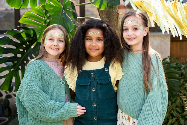 Foto i bambini si divertono alla festa a tema giungla