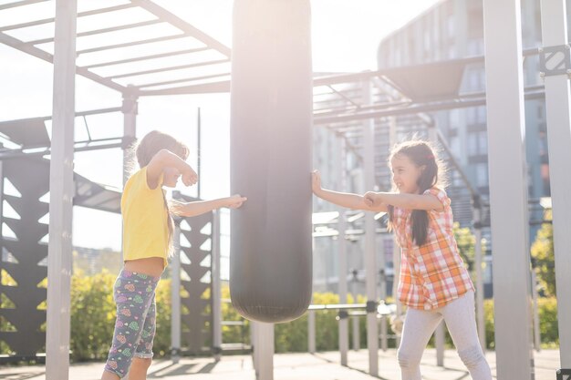 I bambini si divertono nel parco giochi