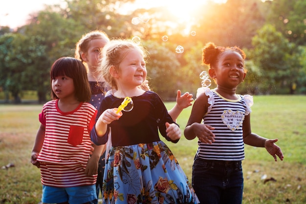 Foto i bambini si divertono insieme al parco