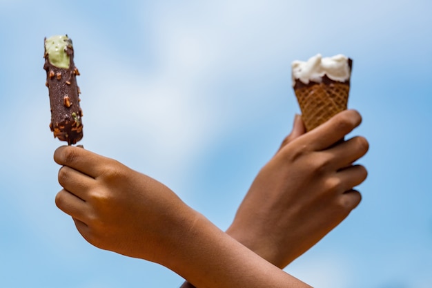 Photo kids holding ice creams