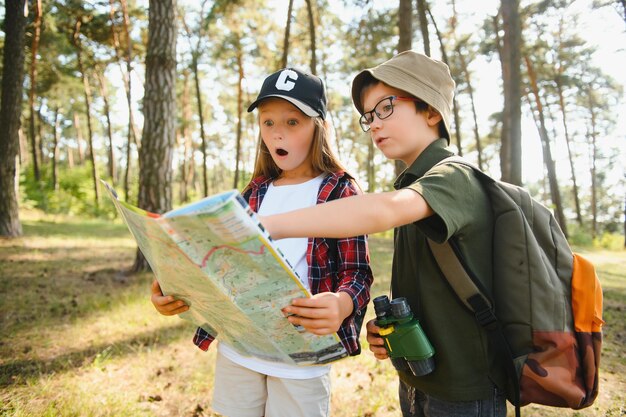 緑の森の子供たち子供の休暇や旅行の概念を再生