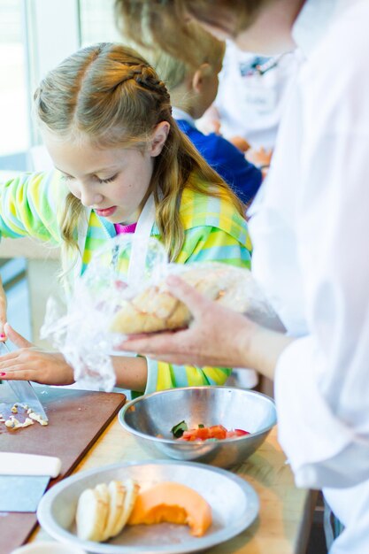 요리 교실에서 요리하는 법을 배우는 아이들.