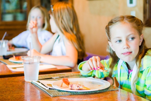 Foto bambini che imparano a cucinare in un corso di cucina.