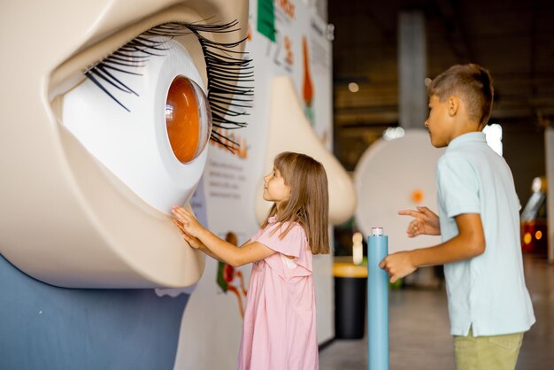 Foto i bambini guardano un modello con gli occhi grandi