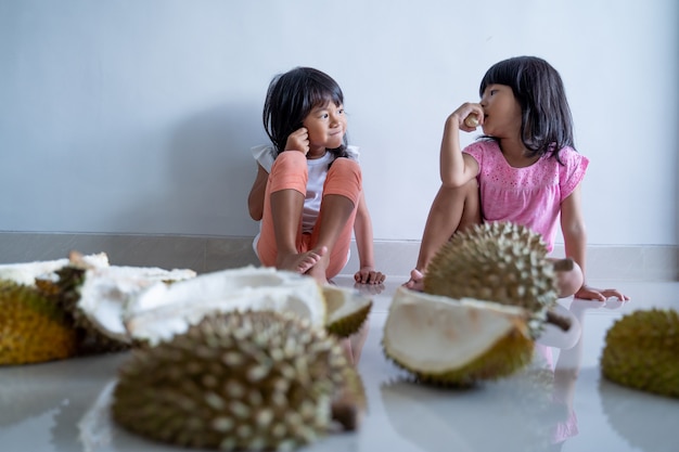 子供たちはドリアンの果物を食べるのが大好き