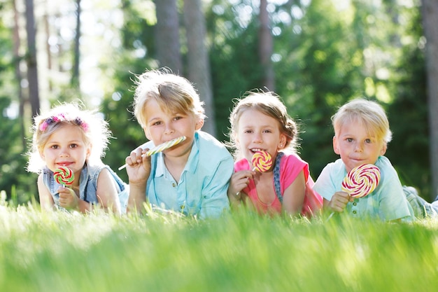 Foto bambini sdraiati sull'erba