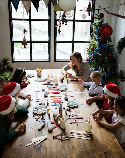 Kids making a Christmas DIY project