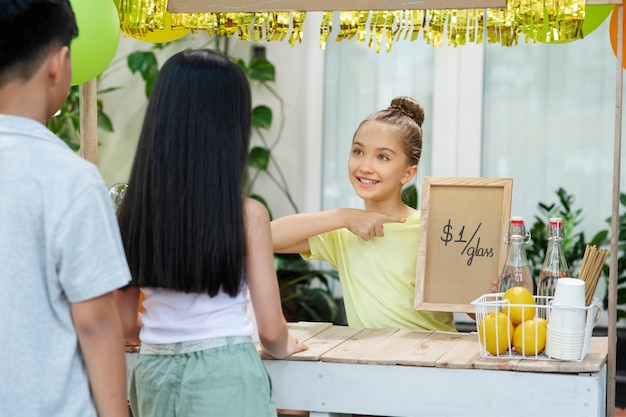 Foto bambini che organizzano un chiosco di limonate