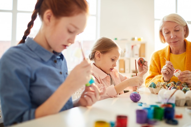 Photo kids painting eggs for easter