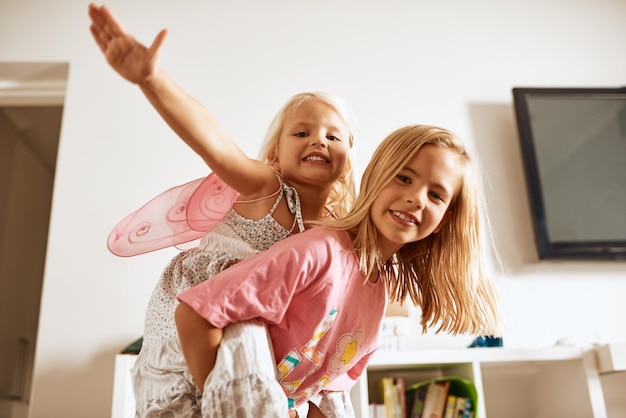 子どもたちの背中を背負って 姉妹を抱きしめ 親戚の信頼を支える 兄弟姉妹の飛行機を背負う 幸せを抱いて リビングで運ぶ ファンタジー 遊び 楽しい 家族の成長のための結びつき