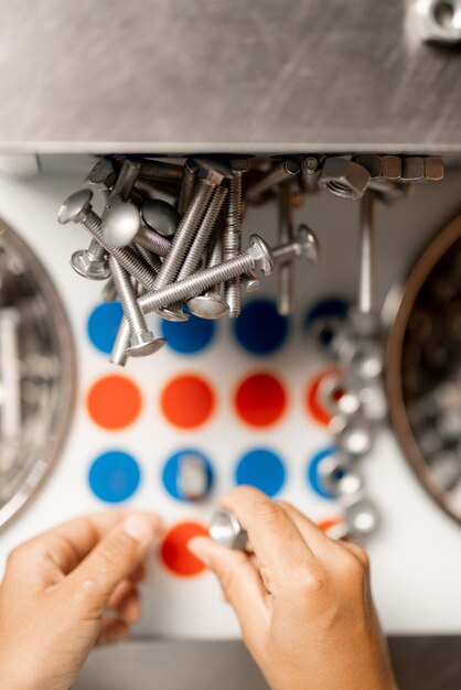 Foto i bambini giocano con i magneti nel museo della scienza.